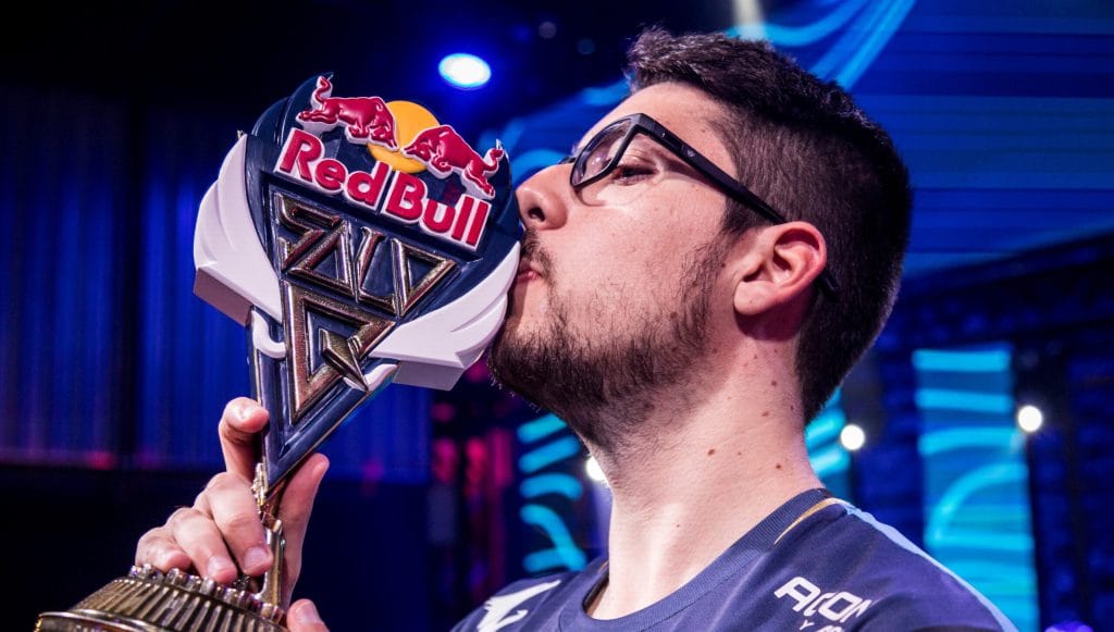 Red Bull Solo Q promove duelo entre profissionais e amadores de League of Legends
