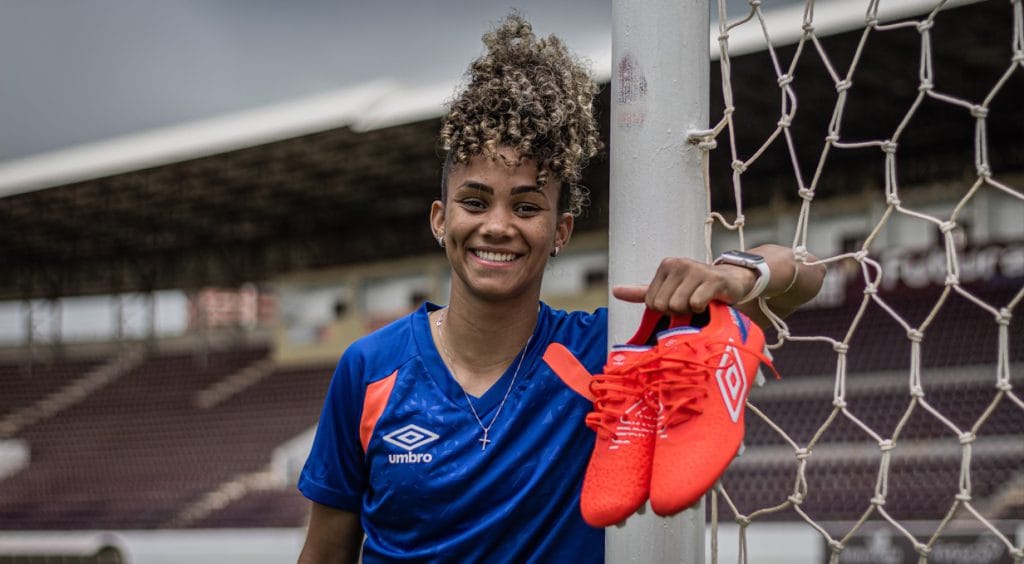 Umbro fecha patrocínio a Thaisinha, do Santos, e Ingryd, da Ferroviária