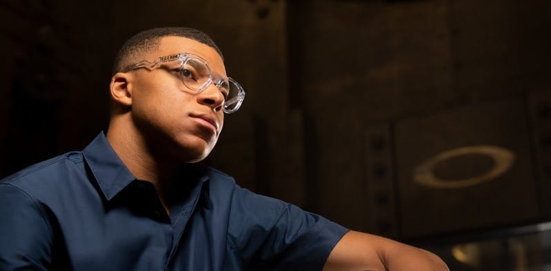 Oakley lança coleção de óculos Signature com atacante Kylian Mbappé, do PSG