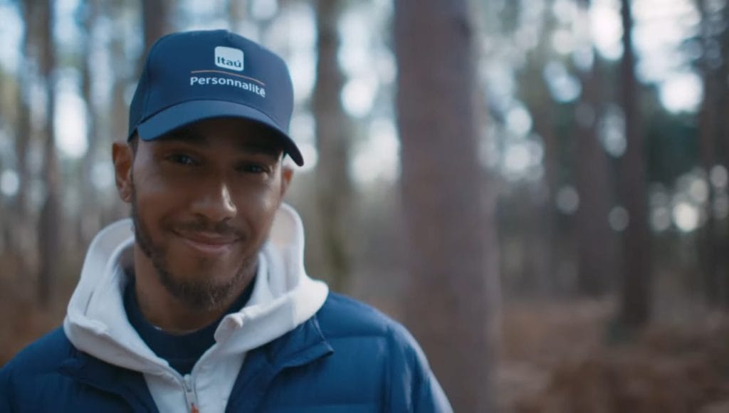 Itaú aproveita popularidade de Ayrton Senna com brasileiros em filme com Lewis Hamilton