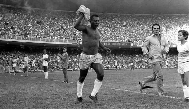 E aquela que seria a última camisa do Brasil usada por Pelé…