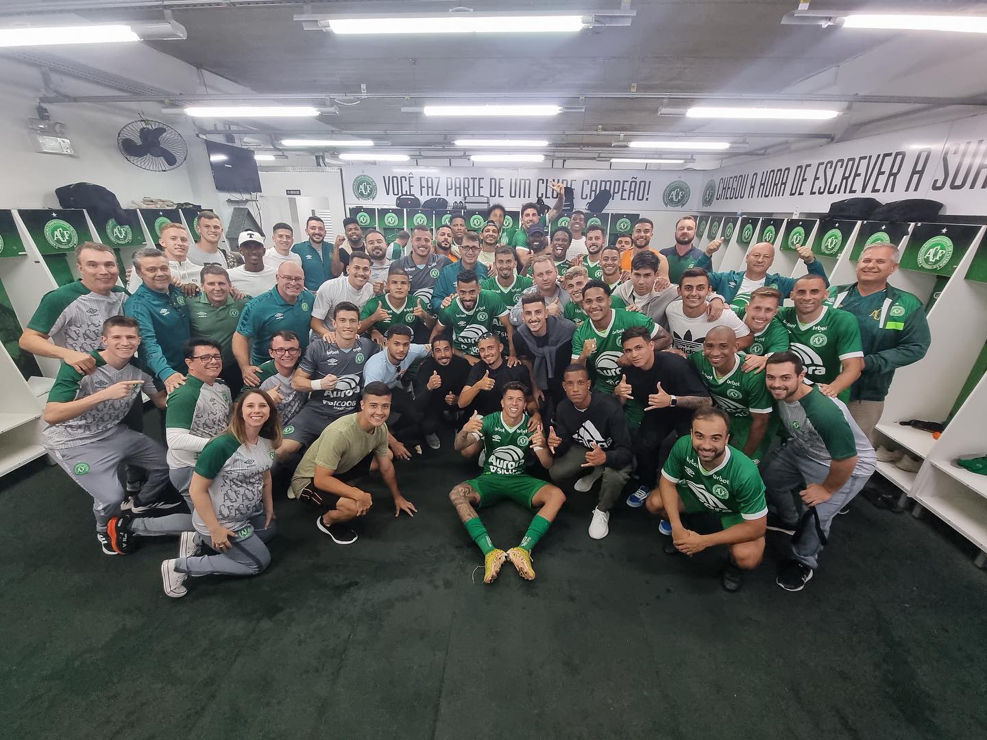 Jantar, novo uniforme, cerveja e Michel Teló: os 50 anos da Chapecoense