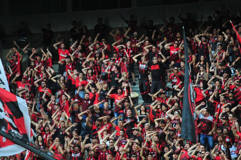 Athletico-PR se posiciona e investiga torcedor que fez gesto racista