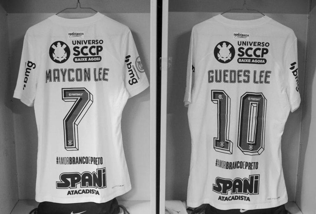 Corinthians entra em campo com camisa em homenagem a Rita Lee