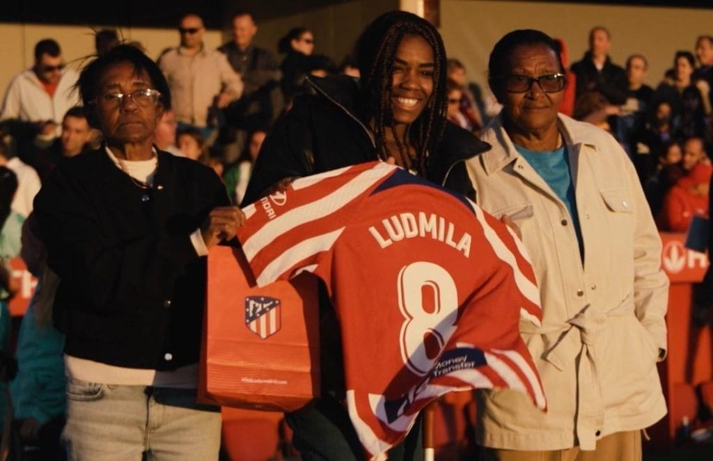 Atlético de Madrid surpreende Ludmila com homenagem no Dia das Mães