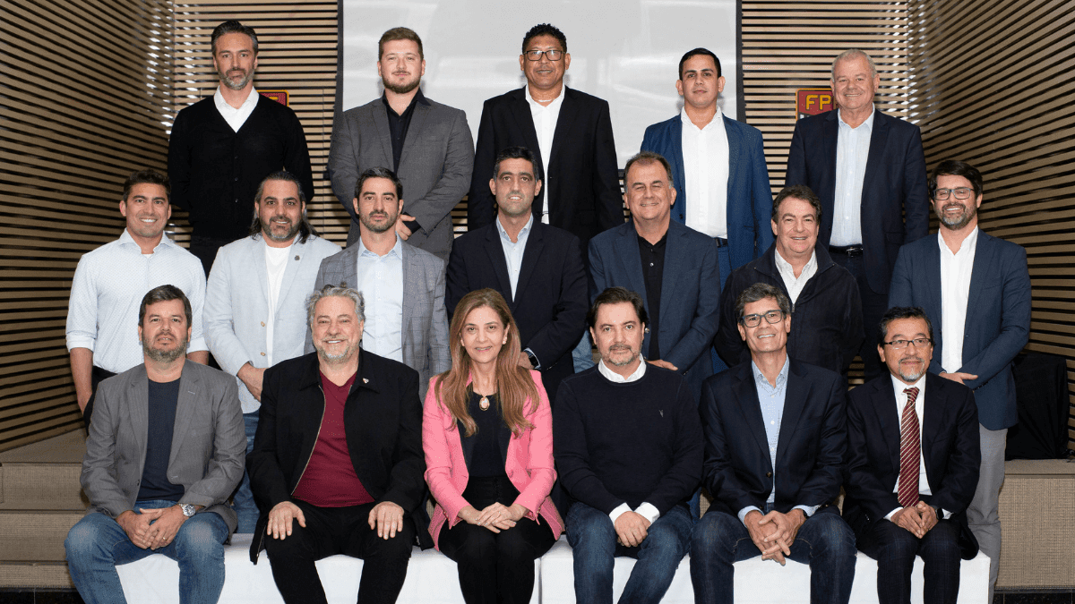 Dirigentes da Libra posam após Assembleia Geral do grupo - Divulgação