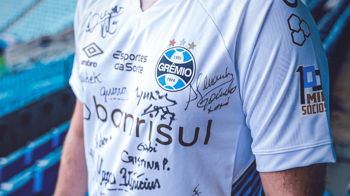 Grêmio entrará em campo com camisa autografada por sócios-torcedores