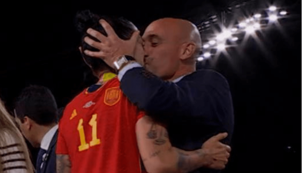 Diputado español pide a Rubiales dos años y medio de prisión por besar a Hermoso