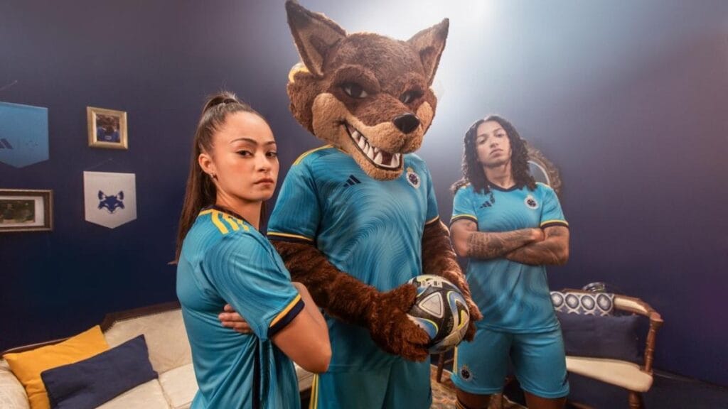Adidas homenageia mascote Raposão na nova terceira camisa do Cruzeiro