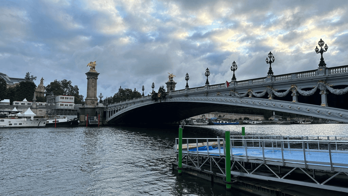 Paris cancela evento teste de natação olímpica no Rio Sena devido à poluição da água