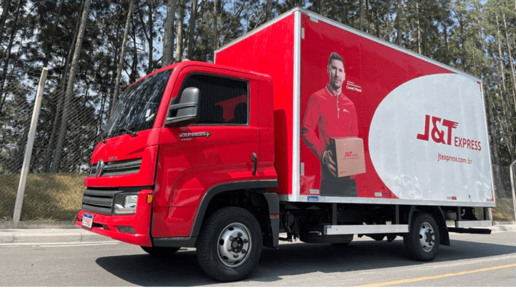 J&T Express envelopa frota de veículos com imagem de Lionel Messi