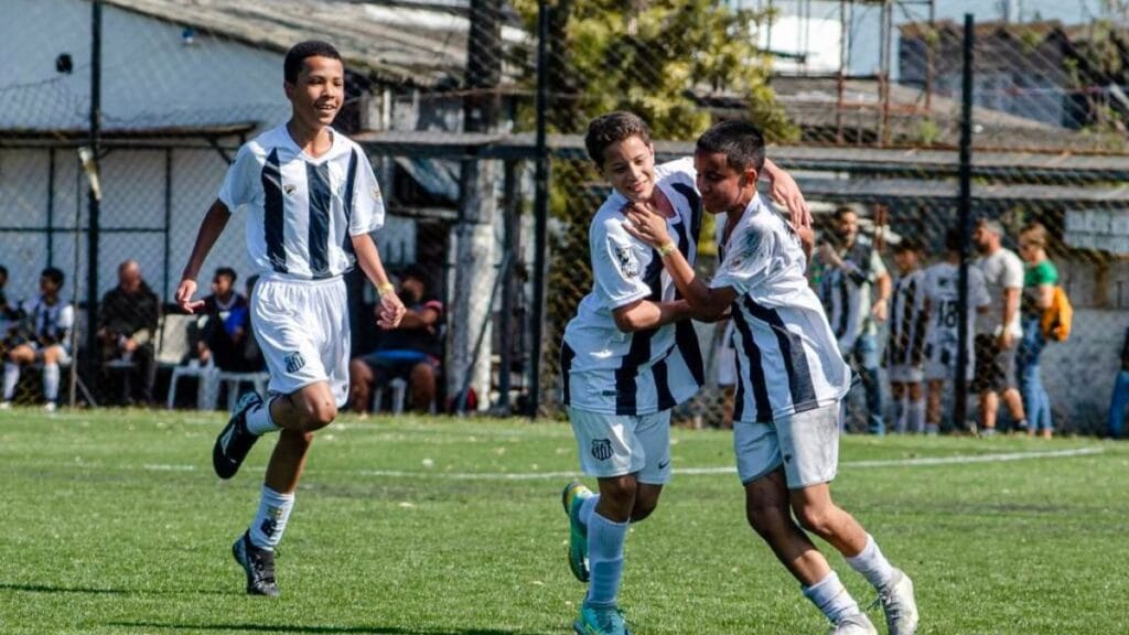 Rede de escolas de futebol do Santos passa por reestruturação e ganha nova identidade visual