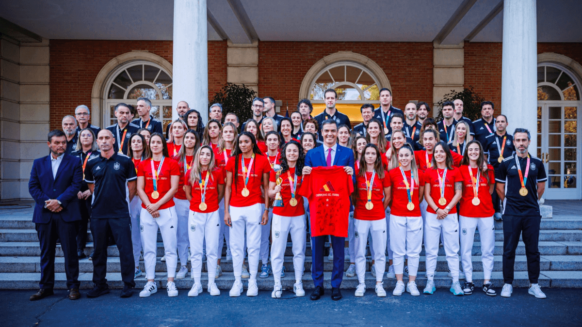 Ao lado de Rubiales, jogadoras recebem Medalha de Ouro da Real Ordem do Mérito Desportivo - Reprodução / X (@RFEF)