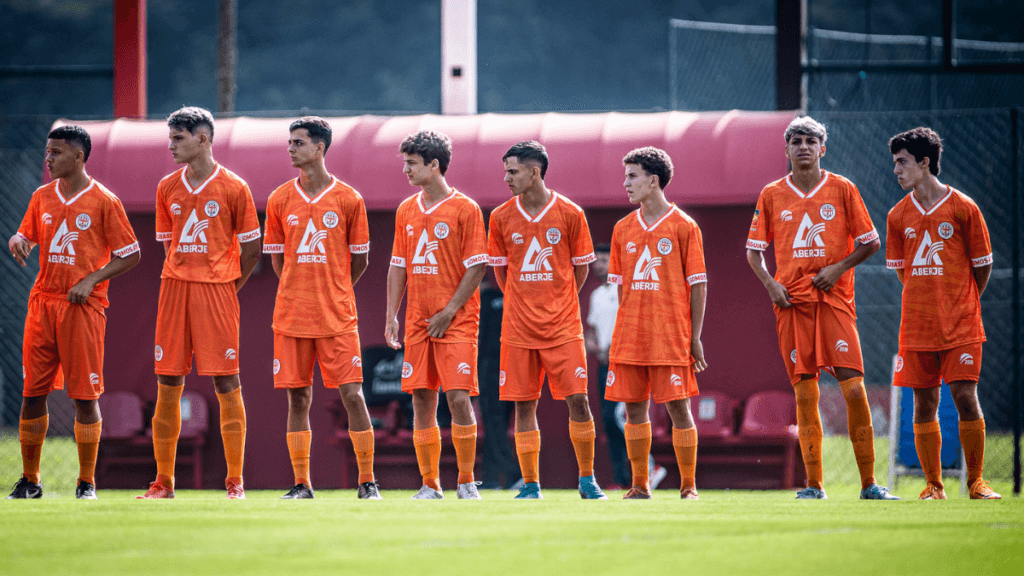 O custo da pressa na formação de atletas no futebol