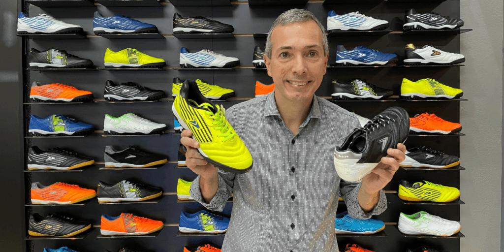 Reconhecida pelas luvas de goleiros, Poker apresenta linha de chuteiras para crescer no mercado do futebol