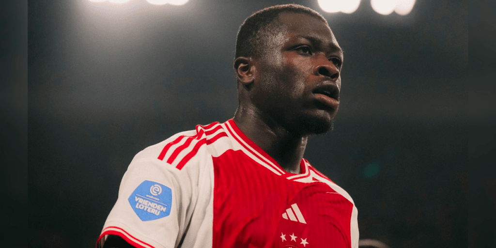 Iniciada em 2000, parceria entre Ajax e Adidas é renovada até 2031