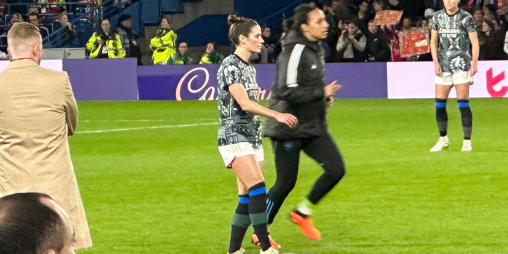 Arsenal feminino recorre a meiões comprados na loja do Chelsea e usa fita para esconder logotipo da Nike
