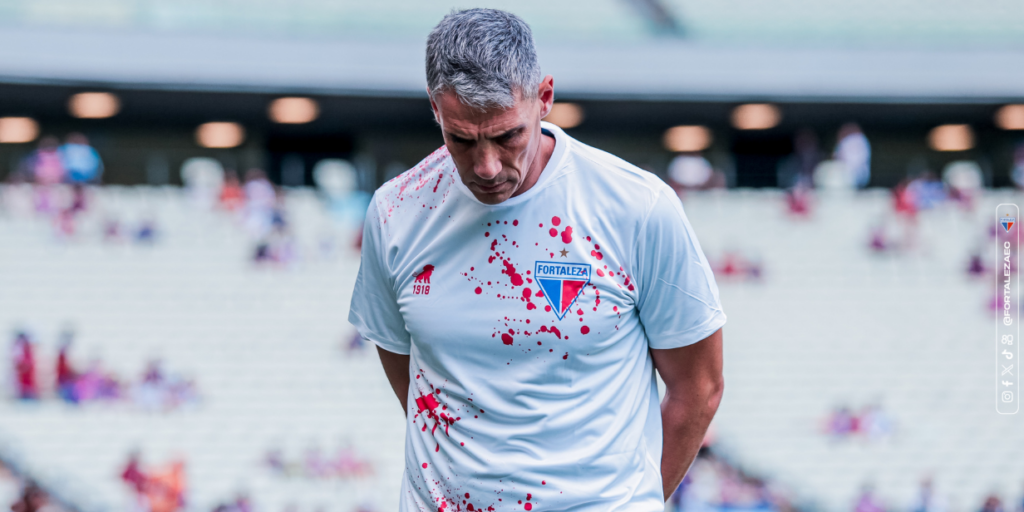 Fortaleza entra em campo com camisa alusiva às marcas de sangue do atentado em Recife (PE)