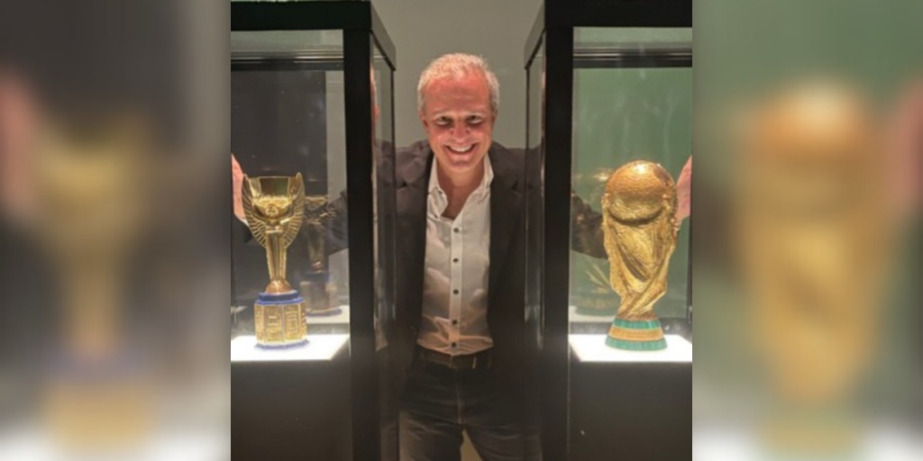 Armênio Neto posa com as taças Jules Rimet e Fifa - Reprodução