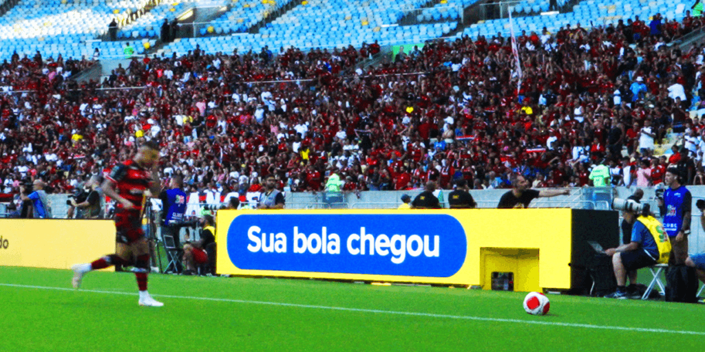 Patrocinador do Flamengo, Mercado Livre transforma placas de publicidade em gandulas na final do Cariocão