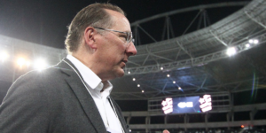 Dono do Botafogo, John Textor vende 43% de participação no Crystal Palace