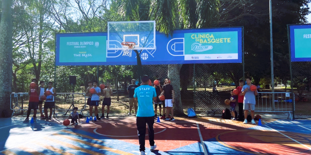 Clínica de basquete no Parque Time Brasil
