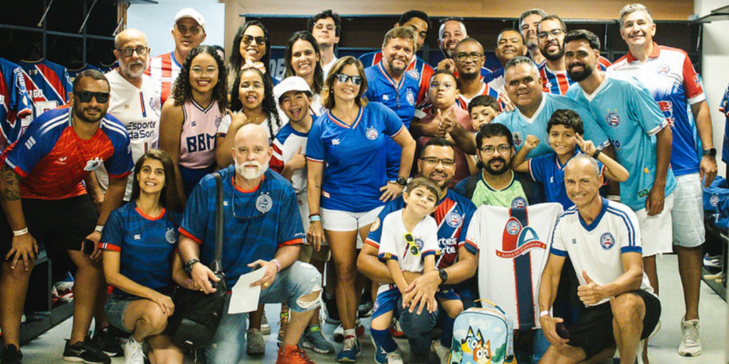 Ação com torcedores do Bahia no vestiário do time, antes do jogo - Letícia Martins/Bahia
