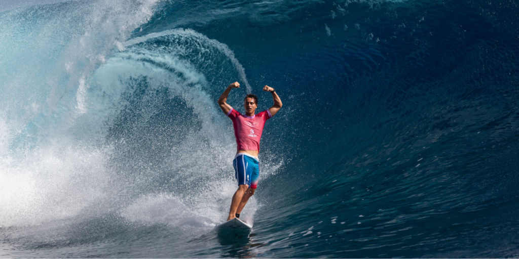 O francês Kauli Vaast comemora manobra na final do surfe em que ficou com o ouro olímpico - Ed Sloane/Getty Images