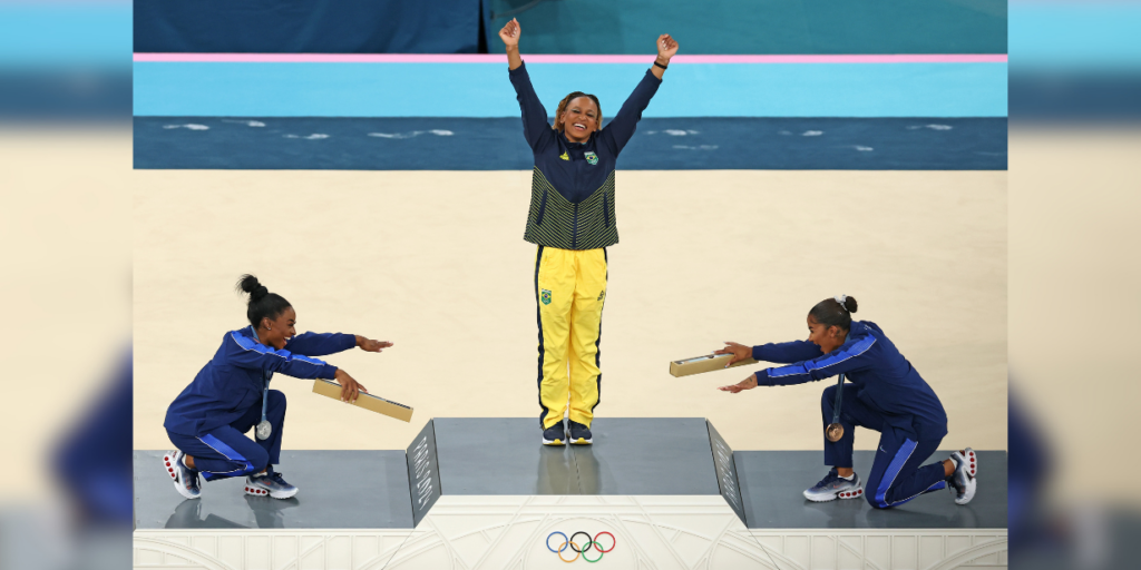 Rebeca Andrade é reverenciada por Simone Biles e Jordan Chiles após ouro no solo - Elsa/Getty Images