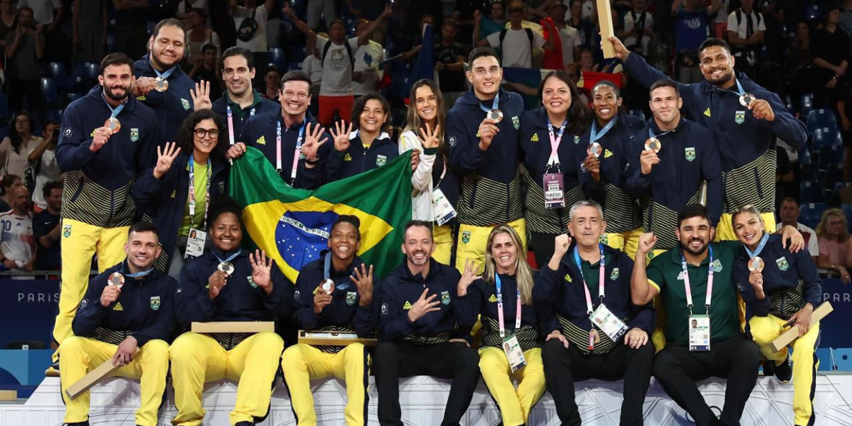 Jogos Olímipicos de Paris 2024 Brasil posa no pódio com o bronze conquistado por equipes mistas - Miriam Jeske/COB