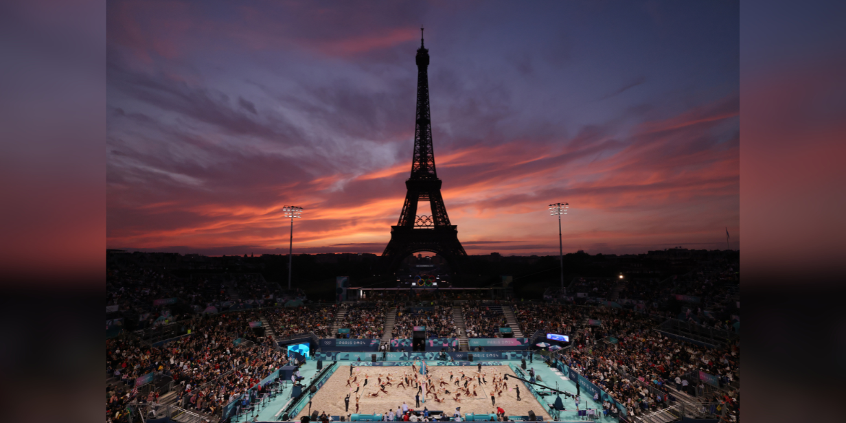 Vista da arena de vôlei de praia, com a Torre Eiffel ao fundo - Hector Vivas/Getty Images