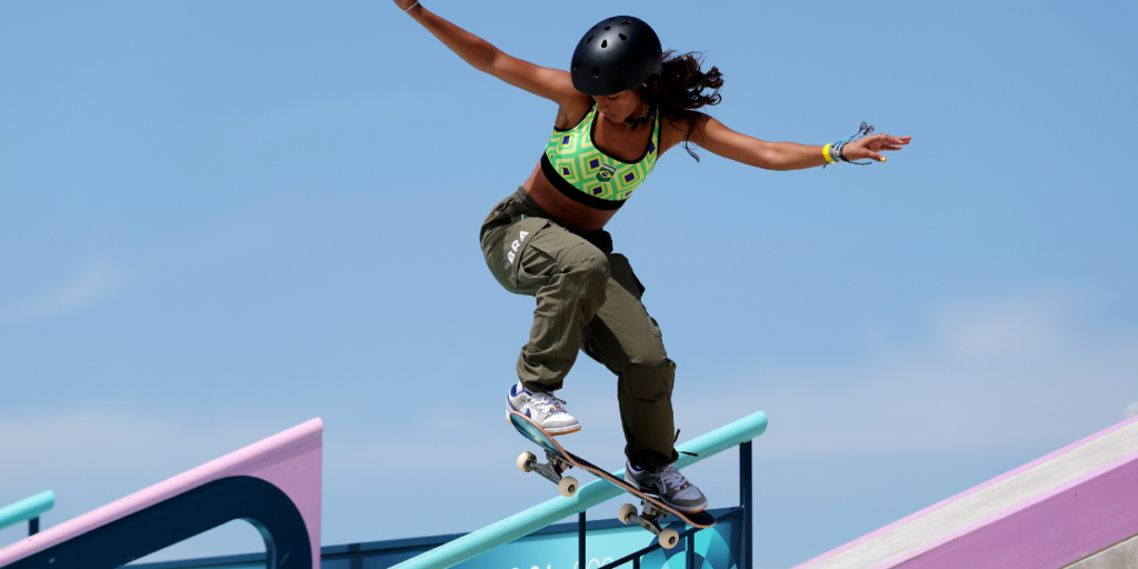 Rayssa Leal executa manobra no skate street em Paris 2024 - Lars Baron/Getty Images