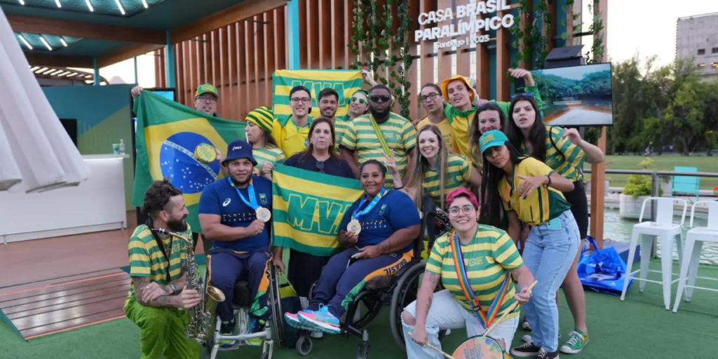 Torcedores brasileiros durante a última edição da Casa Brasil Paralímpico, nos Jogos Parapan-Americanos de Santiago | Foto: Edu Santana/CPB