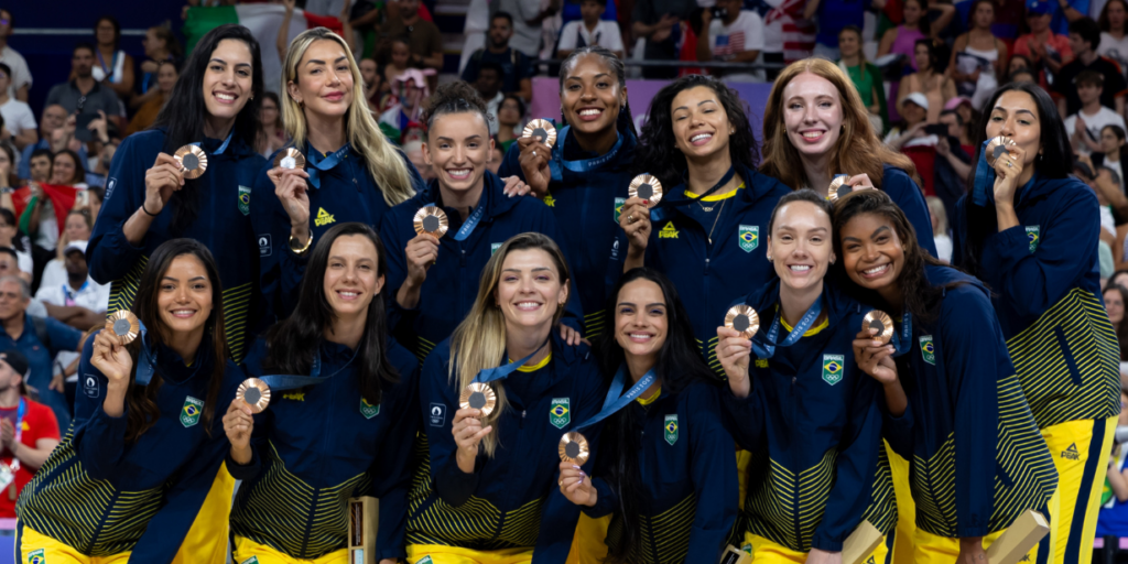 11.08.2024 - Jogos Olímpicos Paris 2024 - Vôlei de quadra feminino. A seleção brasileira durante a cerimônia de entrega de medalhas. O Brasil ficou com o bronze após vencer a Turquia na decisão do 3º lugar. Foto: Miriam Jeske/COB.