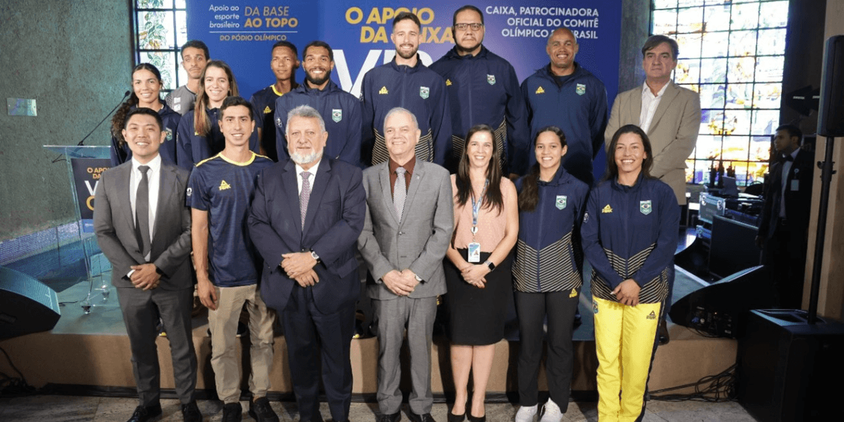 Atletas e dirigentes posam durante anuncio de contrato da Caixa com o COB - Divulgação