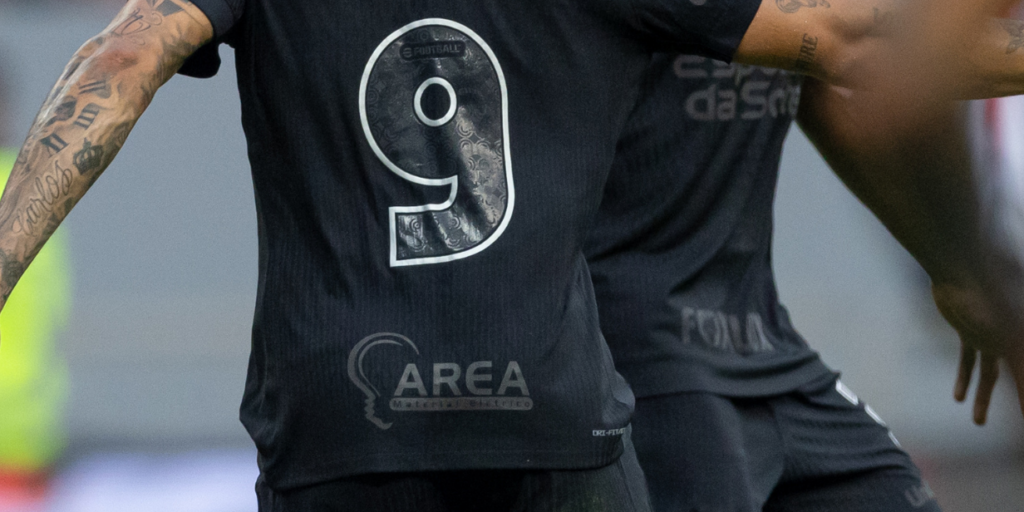Corinthians estreia novo patrocínio de camisa em derrota no clássico contra o São Paulo