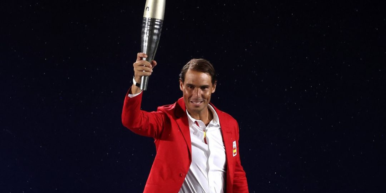 Rafael Nadal carrega a tocha olímpica em Paris, cidade em que se consagrou como tenista - Reprodução / Instagram @rafaelnadal