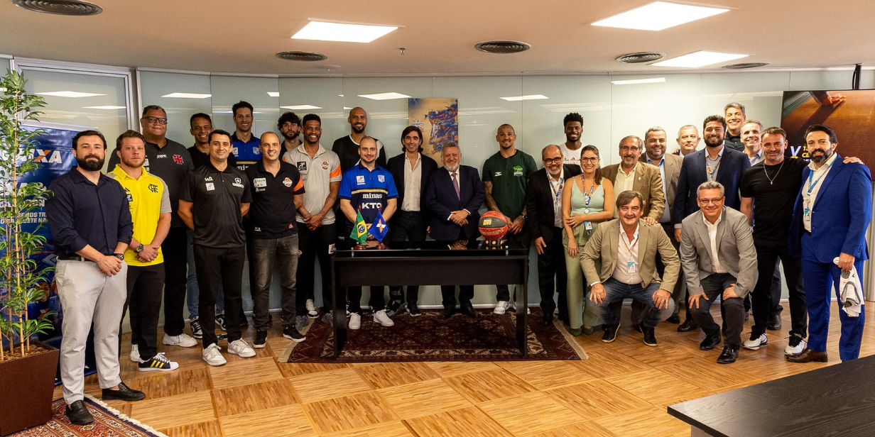 Representantes da Caixa e do NBB posam após assinatura da renovação do contrato - Matheus Maranhão/LNB