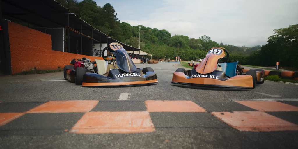 Em ação patrocinada pela Duracell, Whindersson Nunes desafia Rubens Barrichello para corrida de kart