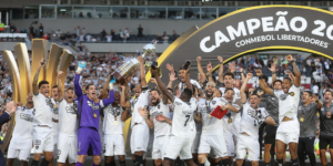 Botafogo ergue o troféu da Libertadores - Vitor Silva/Botafogo