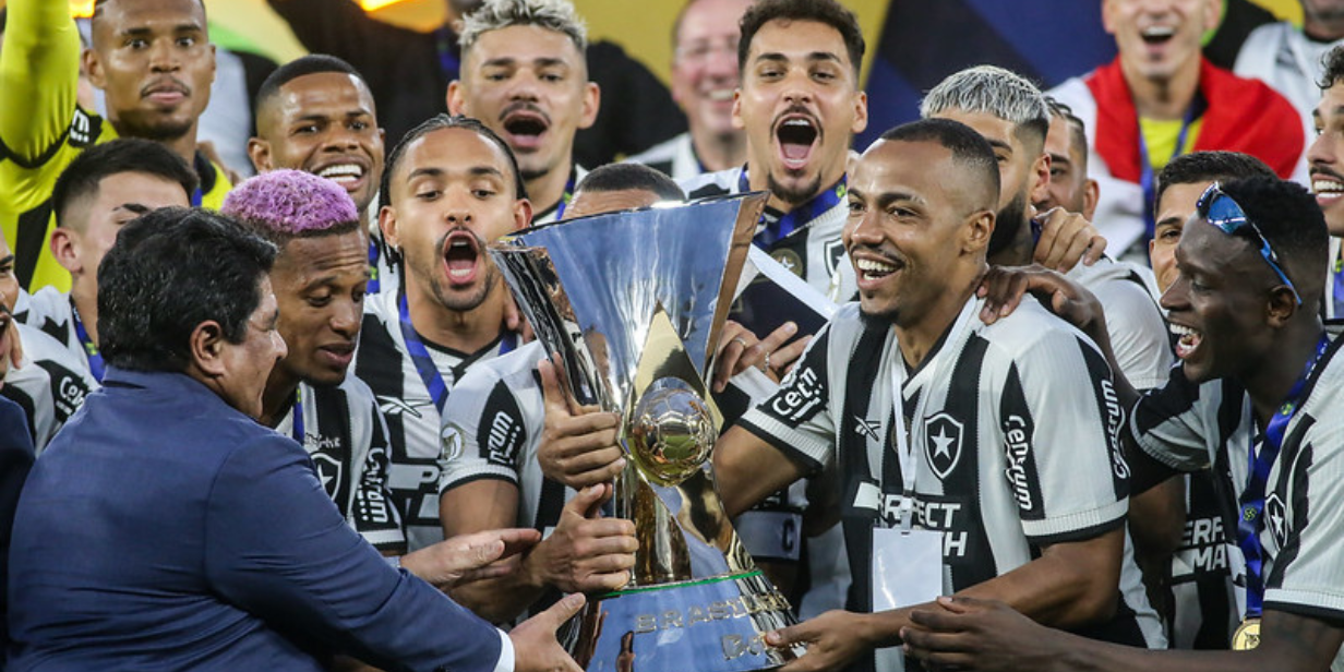 Ednaldo Rodrigues, presidente da CBF, entrega o troféu de campeão brasileiro a Marlon Freitas, do Botafogo - Arthur Barreto/Botafogo