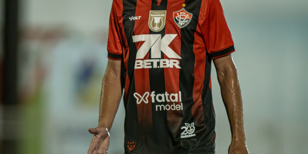 Vitória renova acordo com Fatal Model para barra frontal da camisa