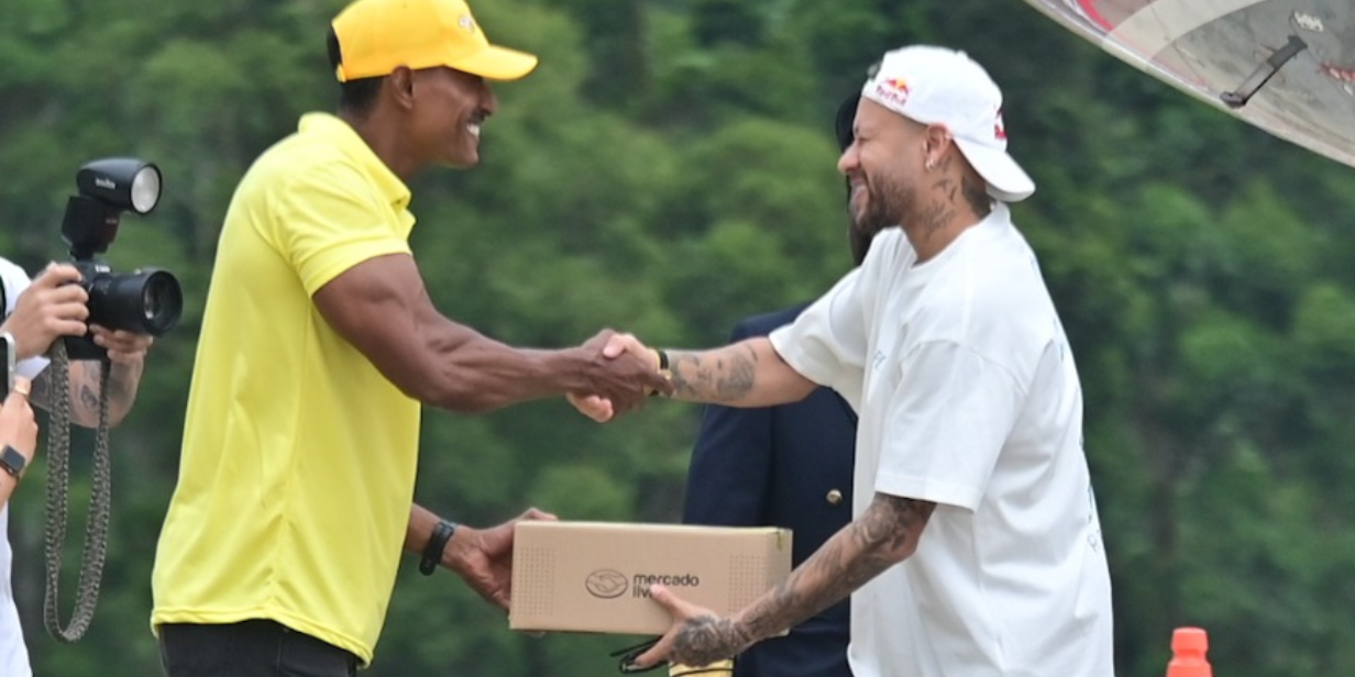 Neymar já fez primeira ação comercial com Mercado Livre ao desembarcar no Brasil - Divulgação