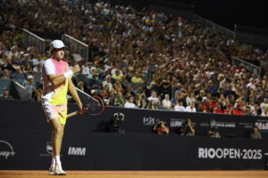 João Fonseca em sua partida no Rio Open 2025 - FotoJump/Divulgação
