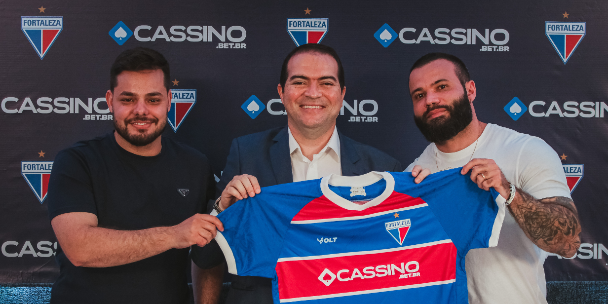 José Victor Valadares (Ana Gaming), Marcelo Paz (Fortaleza) e André Viana (Cassino) na apresentação do novo patrocíniio - Mateus Lotif / Fortaleza