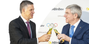 Michel Doukeris, da AB Inbev, brinda com Thomas Bach, presidente do COI - Divulgação / AB Inbev