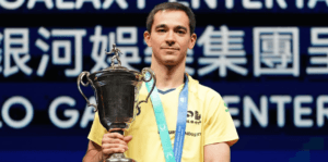 Hugo Calderano com o troféu da Copa do Mundo de Tênis de Mesa de Macau, na China, em 2025 - Divulgação / ITTF