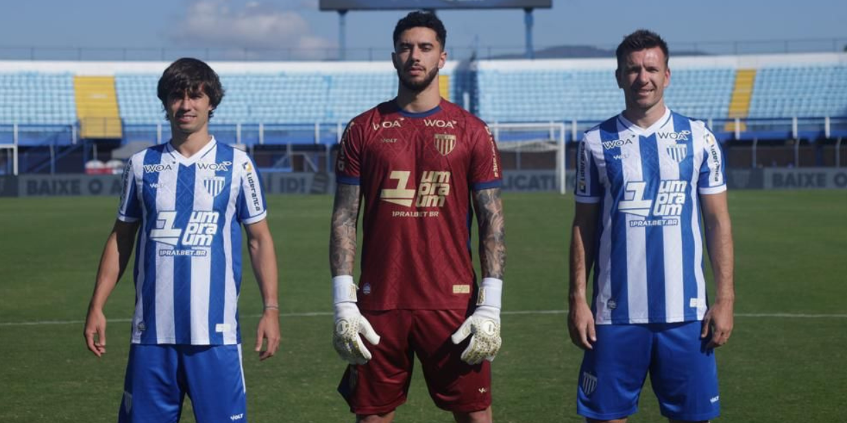 Jogadores do Avaí posam com a marca do novo patrocinador - Guilherme Griebeler / Avaí