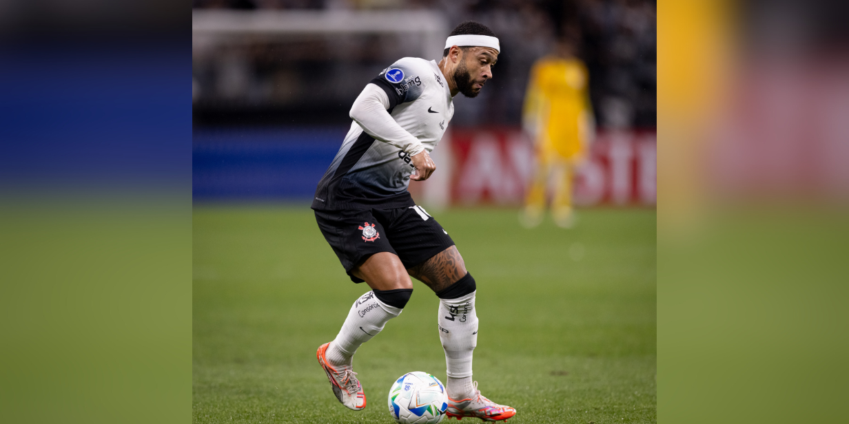 Memphis Depay conduz a bola na vitória do Corinthians sobre o Racing-URU pela Copa Sul-Americana - Rodrigo Coca / Agência Corinthians