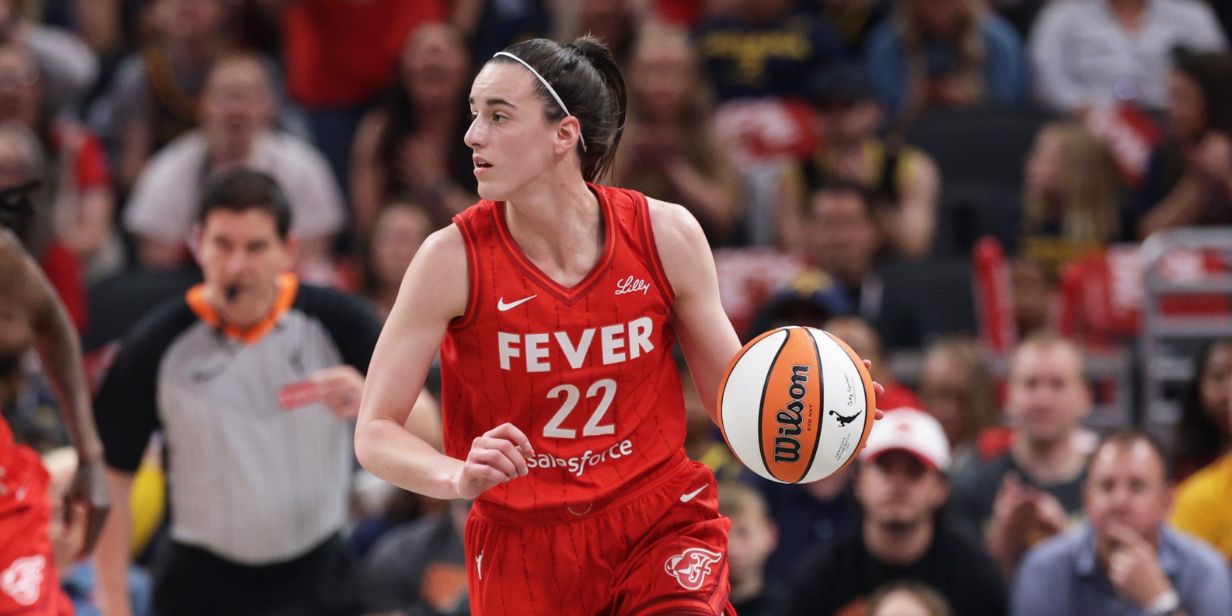 Caitlin Clark em ação durante a partida entre Indiana Fever e Chicago Sky pela WNBA - Reprodução / X (@WNBA)